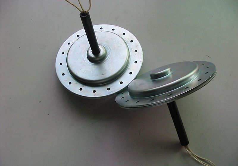 磁盤式三相發(fā)電機星連接有四個終端，如何連接整流器橋？